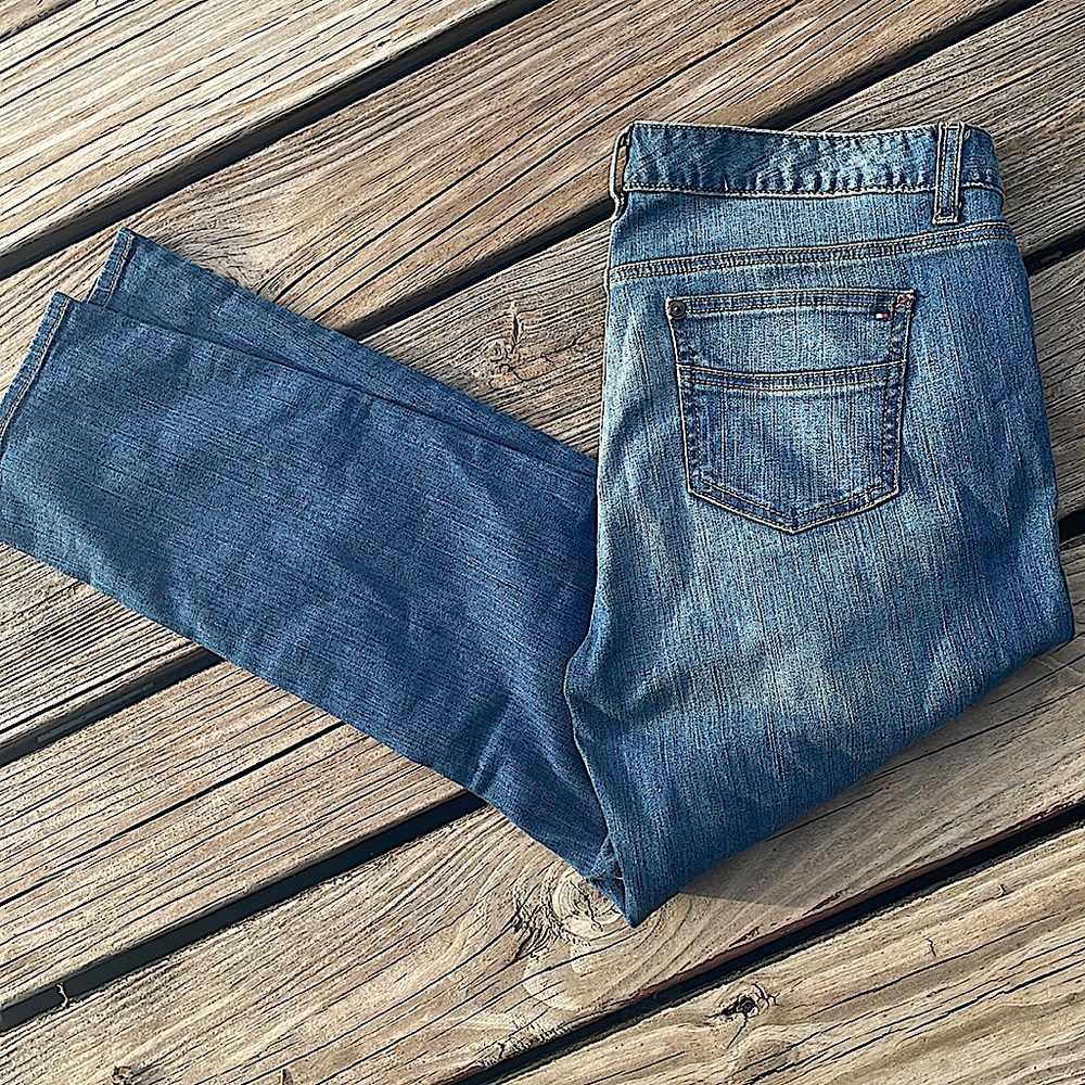 EUC Tommy Hilfiger blue jeans. Classic skinny ankle length leg. Size 16 women’s